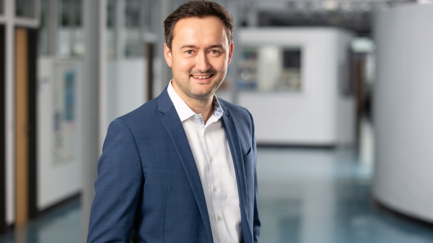 AI-Humans in der Kommunikation: Evolution oder Revolution? - Stephen Schuster folgte 2021 dem Ruf an die Hochschule der Medien in Stuttgart und bekleidet seitdem eine Professur für Marketing und Kommunikationsstrategie - Quelle: Hochschule der Medien